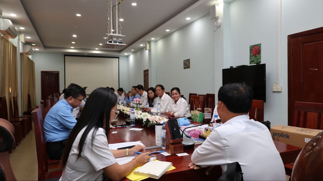 ឯកឧត្ដមវេជ្ជបណ្ឌិត ទៅ ម៉ឹង ប្រធានមន្ទីរសុខាភិបាលនៃរដ្ឋបាលខេត្តកោះកុង អញ្ជើញដឹកនាំកិច្ចប្រជុំស្តីពី ការប្រមូល ដឹកជញ្ជូន និងធ្វើប្រព្រឹត្តិកម្មសំណល់អេឡិចត្រូនិច សំណល់ថ្មពិល សំណល់វេជ្ជសាស្ត្រជាមួយក្រុមហ៊ុន ប៊ុន លាង លី ក្លូប៊ល ឯ.ក នៅខេត្តកោះកុង។