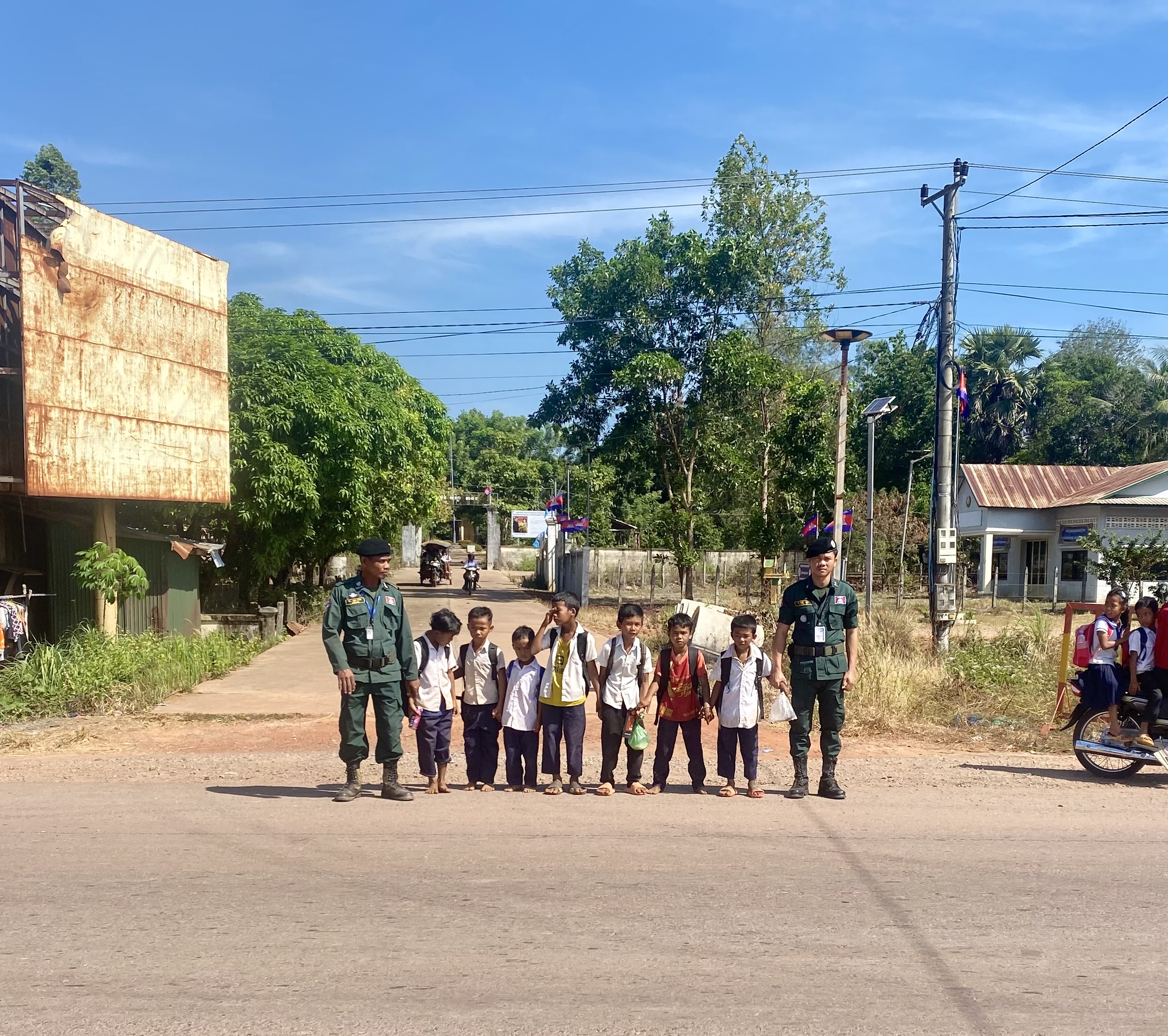 លោកវរសេនីយ៍ត្រី ឈាន ភើប នាយប៉ុស្តិ៍ បានបញ្ចុះកម្លាំងប៉ុស្តិ៍ចំនួន២រូប ដើម្បីជួយសម្រួលចរាចរណ៍ដល់សិស្សានុសិស្សចេញពីសាលារៀន