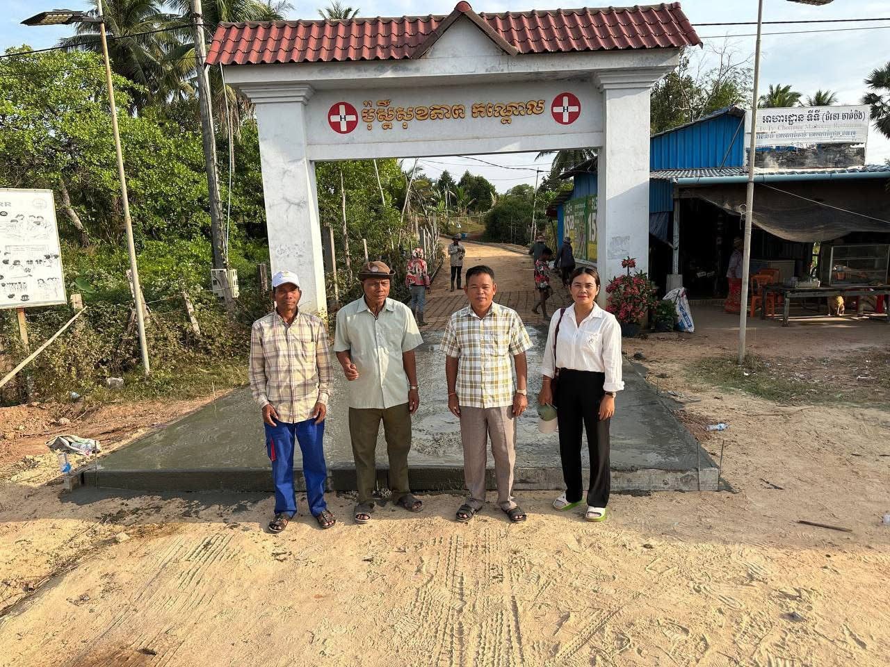 លោក ហ៊ុយ សំណាង មេឃុំកណ្តោល បានចុះពិនិត្យ ការសាងសង់ផ្លូវបេតុងអាមេ ១ខ្សែ មាន ប្រវែង៣៤៨ ម៉ែត្រ ទទឹង ៤,៥ម៉ែត្រ កម្រាស់១៥០ម.ម នៅចំណុចផ្លូវចូលប៉ុស្តិ៍សុខភាពកណ្តោល ស្ថិតនៅភូមិធ្នង់ ឃុំកណ្តោល ស្រុកបូទុមសាគរ ខេត្តកោះកុង