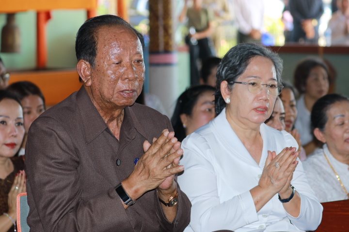 សម្តេចពិជ័យសេនា ទៀ បាញ់ ឧត្តមប្រឹក្សាផ្ទាល់ព្រះមហាក្សត្រ នៃព្រះរាជាណាចក្រកម្ពុជា ប្រគេនទេយ្យទានព្រះសង្ឃ គង់នៅវត្តសិលាមរកត ហៅវត្តភ្នំក្រុង ស្ថិតក្នុងភូមិព្រែកខ្សាច់ ឃុំព្រែកខ្សាច់ ស្រុកគិរីសាគរ ខេត្តកោះកុង