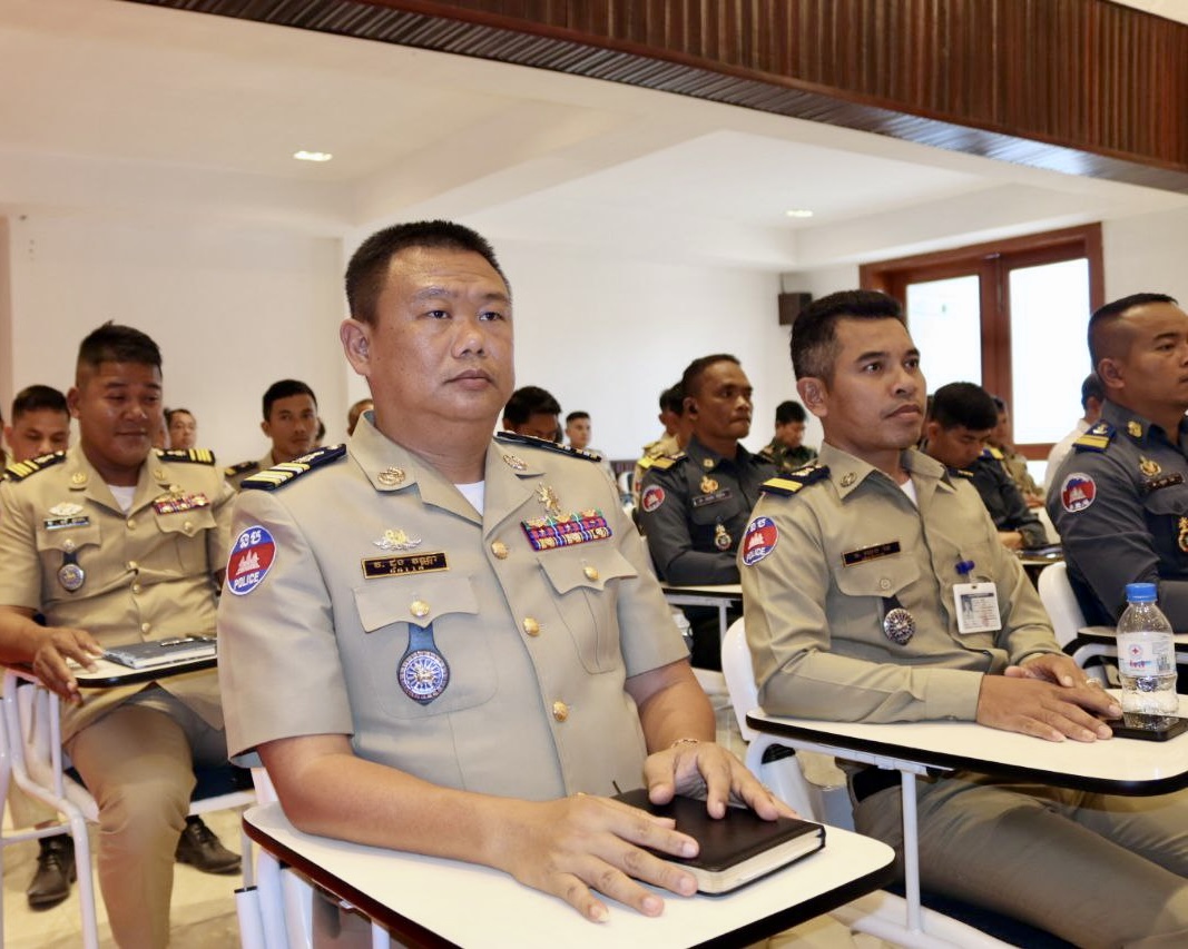 លោកវរសេនីយ៍ទោ ដូង​ វណ្ណា​ អធិការនគរបាល​ស្រុកស្រែអំបិល​ បានដឹកនាំ​លោកនាយប៉ុស្តិ៍រដ្ឋបាលទាំង​ ០៦​ អញ្ជើញ​ចូលរួម ក្នុង”ពិធីប្រកាសចូលកាន់មុខតំណែងប្រធានពន្ធនាគារខេត្តកោះកុង”
