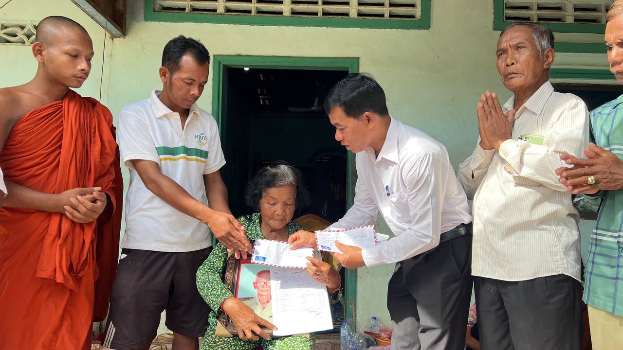 លោក ប៊ុន រ៉េ មេឃុំជ្រោយស្វាយ បានដឹកនាំក្រុមការងារ ដើម្បីចូលរួមរំលែកទុក្ខយ៉ាងក្រៀមក្រំដល់គ្រួសារលោកតា ណូច បាន