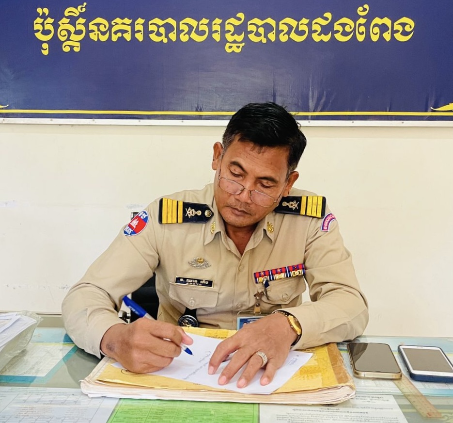 លោកវរសេនីយ៍ត្រី ឈាន ភើប នាយប៉ុស្តិ៍បានបែងចែកម្លាំងប៉ុស្តិ៍អោយចុះចែកសៀវភៅគ្រួសារ(ក៤)