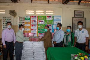 ឯកឧត្តម​ អ៊ូច​ ភា​ អភិបាល​ខេត្តតាកែវ អញ្ជើញជួបសំណេះសំណាល និងនាំយកនូវសម្ភារមួយចំនួនប្រគល់ជូនមណ្ឌលកុមារកំព្រាខេត្តតាកែវ