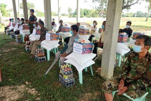 គ្រួសារអតីតយុទ្ធជនក្នុងស្រុកសំរោង ចំនួន ២០គ្រួសារ ទទួលបានអំណោយរបស់ឯកឧត្តម បណ្ឌិត ហ៊ុន ម៉ាណែត