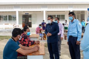 ឯកឧត្តម អ៊ូច ភា អភិបាលខេត្តតាកែវ អញ្ជើញជួបសំណេះសំណាល និងសួរសុខទុក្ខបងប្អូនប្រជាពលរដ្ឋ កំពុងធ្វើចត្តាឡីស័ក្តនៅសណ្ឋាគារ សេវិនដេ អ៊ិន និងមជ្ឈមណ្ឌលគរុកោសល្យភូមិភាគតាកែវ