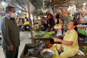 ឯកឧត្តម អ៊ូច ភា អភិបាលខេត្តតាកែវ ចុះជួបសំណេះសំណាលតាមតូបលក់ដូរជាមួយបងប្អូនអាជីវករនៅផ្សារអង្គតាសោម ស្រុកត្រាំកក់