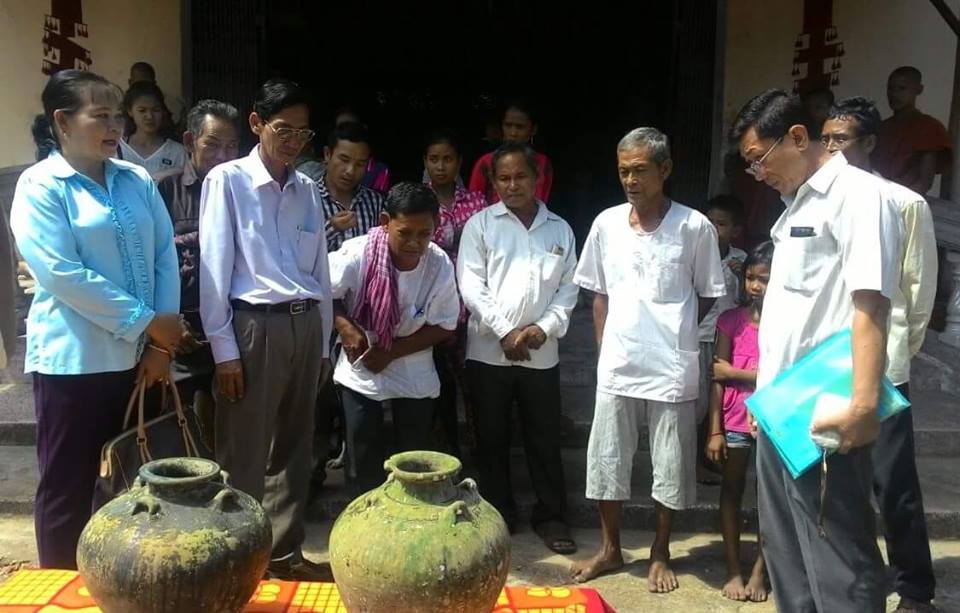 ប្រគល់ ទទួលវត្ថុបុរាណ (គុលាភាជន៍) ចំនួន២វត្ថុ ដើម្បីយកមករក្សាទុកនៅទីមានសុវត្ថិភាព