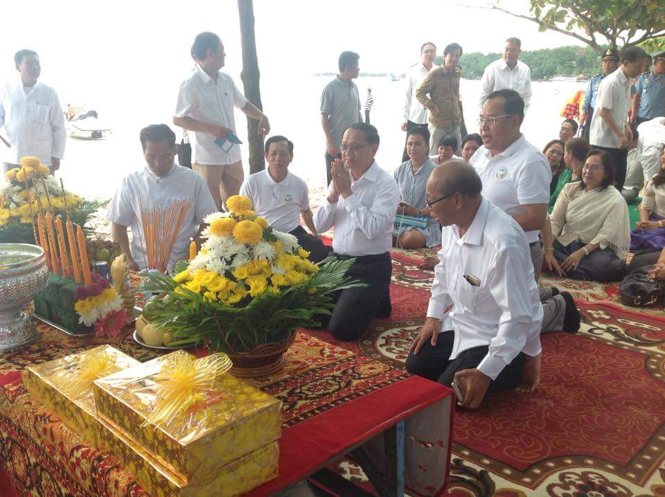 ពិធី សូត្រមន្តប្រោះព្រហ្ម លើករាសី សុំសេចក្តីសុខជូន ប្រជាពលរដ្ឋ និងភ្ញៀវទេសចរ មកលេងកំសាន្ត នៅតាមឆ្នេរ
