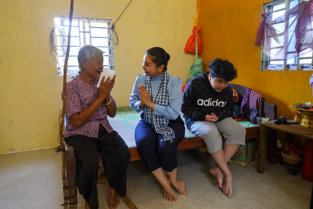 ការប្រគល់ផ្ទះមនុស្សធម៌ទី០៩ជូនលោកយាយ ខៀវ ហ៊ីច អាយុ ៧៥ ឆ្នាំ ស្ថិតនៅភូមិបឹងរាំង ឃុំសាមគ្គី ស្រុកព្រៃនប់