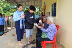 ការប្រគល់ផ្ទះមនុស្សធម៌ទី០៩ជូនលោកយាយ ខៀវ ហ៊ីច អាយុ ៧៥ ឆ្នាំ ស្ថិតនៅភូមិបឹងរាំង ឃុំសាមគ្គី ស្រុកព្រៃនប់