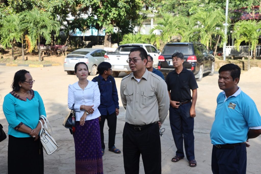 ការចុះពិនិត្យមើលអំពីបញ្ហា អានាម័យបរិស្ថានទាំងក្នុងសាលានិងក្រៅសាលា លោកម៉ាង ស៊ីណេត  រួមជាមួយមន្ទីរអប់រំ យុវជន និងកីឡាខេត្ត  មន្ទីរសុខាភិបាលខេត្ត និងអង្គភាពពាក់ព័ន្