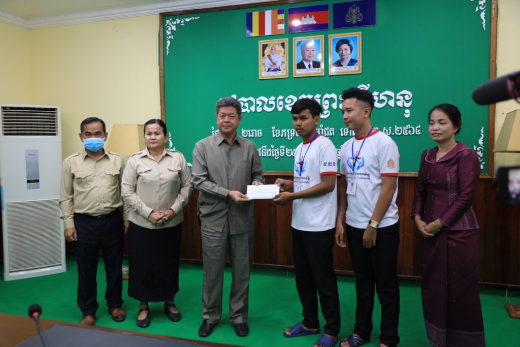 លោកអភិបាលខេត្តអនុញ្ញាតិឱ្យលោកស្រី អ៊ុច សោភា ប្រធានមន្ទីរអប់រំយុវជន និងកីឡាខេត្តដឹកនាំក្រុមយុវជនស្ម័គ្រចិត្ត ៣ ក្រុម ចូលជួបនិងសុំការណែនាំ