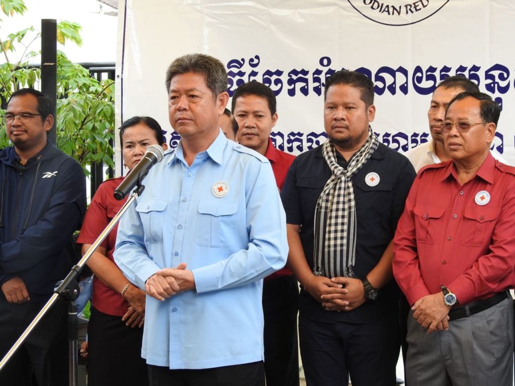 ការចុះសួរសុខទុក្ខ និងនាំយកអំណោយមនុស្សធម៌របស់សម្តេចកិត្តិព្រឹទ្ធបណ្ឌិត ប៊ុន រ៉ានី ហ៊ុនសែន ប្រធានកាកបាទក្រហមកម្ពុជា ទៅចែកជូនដល់ប្រជាពលរដ្ឋ រងផលប៉ះពាល់ដោយជំនន់ទឹកភ្លៀង