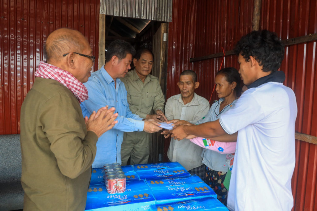 ការនាំយកអំណោយរបស់សម្តេចអគ្គមហាសេនាបតីតេជោ ហ៊ុន សែនមកប្រគល់ជូនដល់គ្រួសារក្មេងស្រីឈ្មោះ ទ្រី ស្រីនី ដែលបានស្លាប់ដោយសារទឹកបោកគួច ស្ថិតនៅ ស្រុកព្រៃនប់