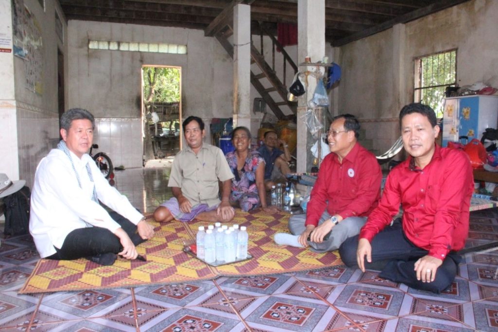 ការអញ្ជើញចុះសួរទុក្ខ លោក ខាំ សំអាន មេភូមិស្វាយ អាយុ៧០ឆ្នាំ ដែលកំពុងមានជំងឺប្រចាំកាយ