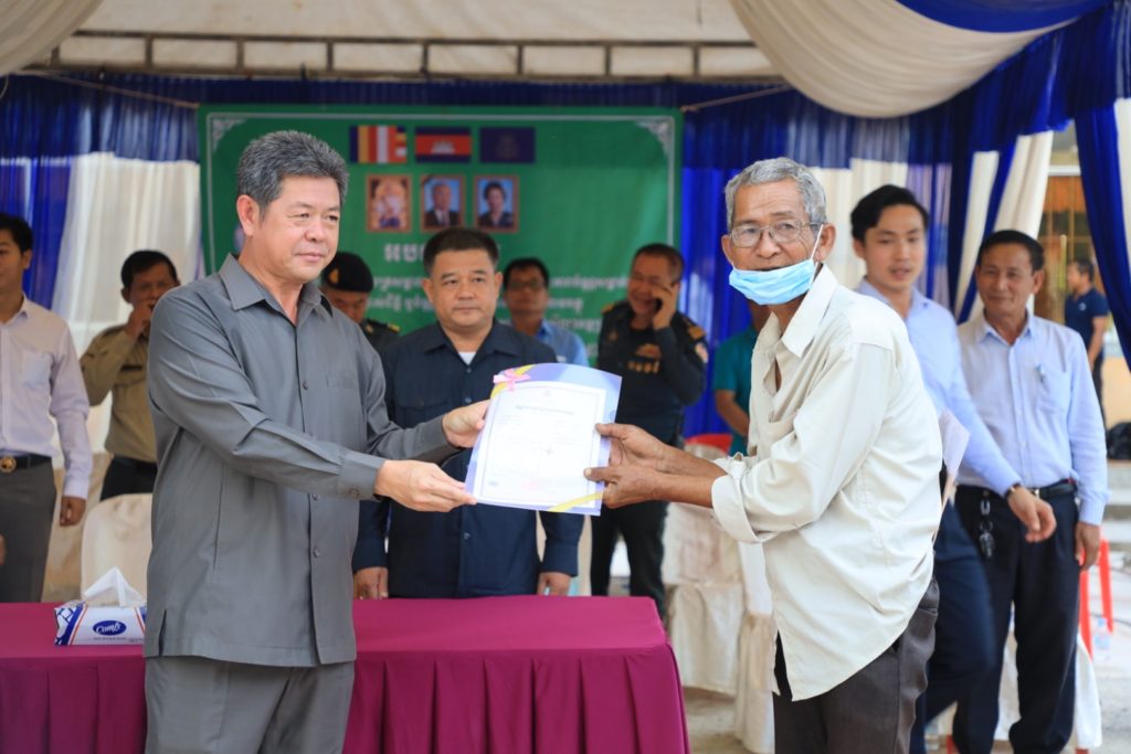 ពិធីចែកវិញ្ញាបនបត្រសម្គាល់ម្ចាស់អចលនវត្ថុ និងមោឃៈភាពប័ណ្ណសម្គាល់សិទ្ធិកាន់ កាប់ប្រើប្រាស់ដីធ្លី ឬប័ណ្ណសម្គាល់សិទ្ធិកាន់កាប់អចលនវត្ថុ ស្ថិតនៅភូមិវាល ឃុំកំពង់សីលា ស្រុកកំពង់សីលា