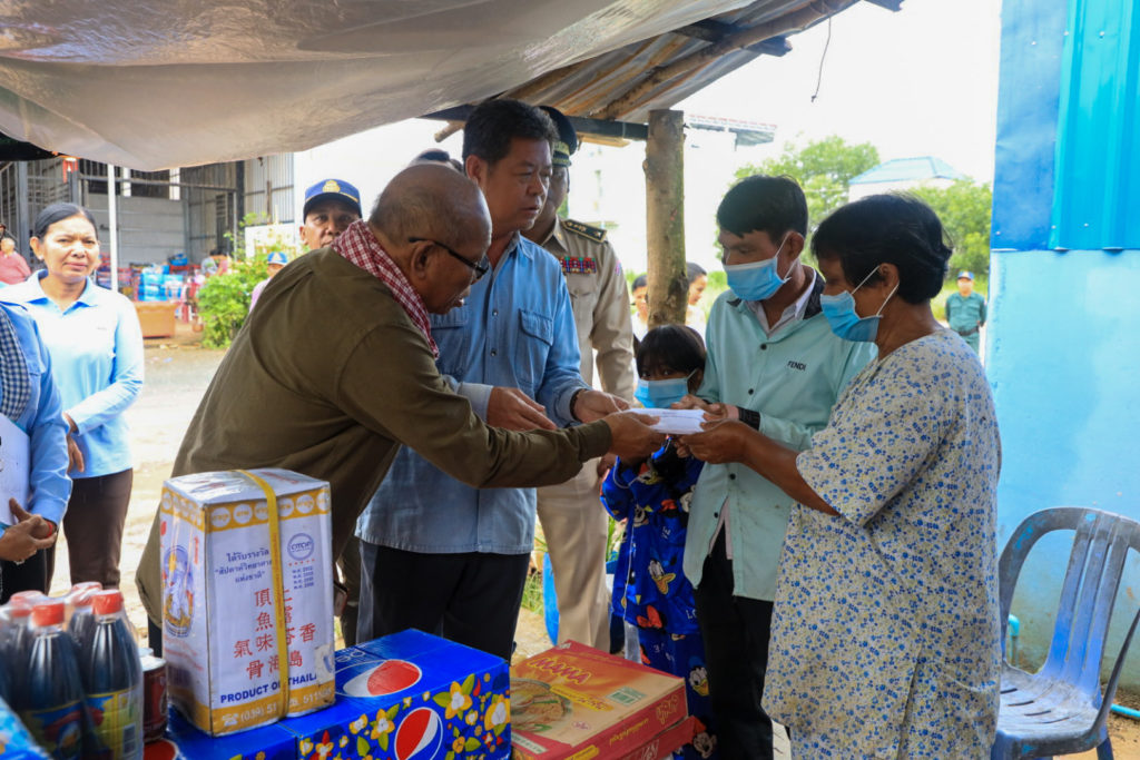 ការនាំយកអំណោយរបស់សម្តេច ហ៊ុន សែននិងសម្តេចគតិព្រឹទ្ធបណ្ឌិត ប៊ុន រ៉ានី ហ៊ុនសែន មកប្រគល់ជូនដល់គ្រួសារស្រ្តីរងគ្រោះដែលស្លាប់ដោយសារលង់ទឹក ស្ថិតនៅក្រុម៧ ភូមិ១ សង្កាត់លេខ១