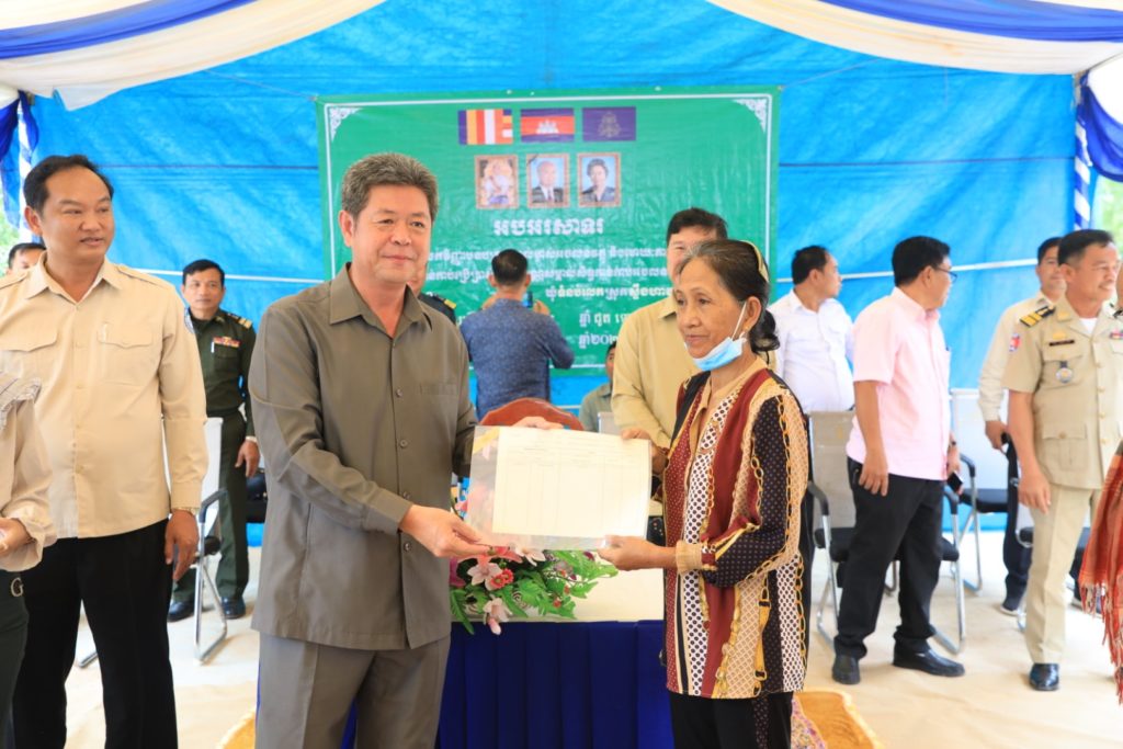 ពិធីចែកវិញ្ញាបនបត្រសម្គាល់ម្ចាស់អចលនវត្ថុ និងមោឃៈភាពប័ណ្ណសម្គាល់សិទ្ធិកាន់ កាប់ប្រើប្រាស់ដីធ្លី ឬប័ណ្ណសម្គាល់សិទ្ធិកាន់កាប់អចលនវត្ថុ ភូមិ១ ឃុំទំនប់រលក ស្រុកស្ទឹងហាវ