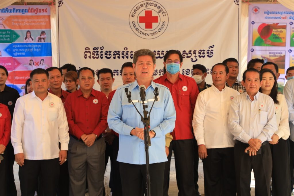 ការយកអំណោយមនុស្សធម៌របស់កាកបាទក្រហមកម្ពុជា ចែកជូនប្រជាពលរដ្ឋរងផលប៉ះពាល់ដោយជំនន់ទឹកភ្លៀងក្នុងស្រុកកំពង់សីលា សរុបចំនួន១,០៣១គ្រួសារ