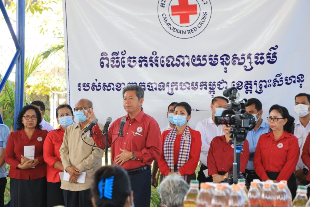 ការចុះសួរសុខទុក្ខ និងនាំយកអំណោយមនុស្សធម៌ របស់សម្តេចកិត្តិព្រឹទ្ធបណ្ឌិត ប៊ុន រ៉ានី ហ៊ុនសែន ប្រធានកាកបាទក្រហមកម្ពុជា ចែកជូនដល់ប្រជាពលរដ្ឋទីទ័លក្រ ចំនួន ៩៥៤ គ្រួសារ