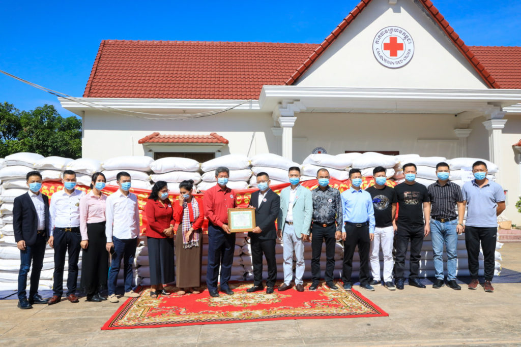 ការទទួលអំណោយមនុស្សធម៌ពីសប្បុរសជនមានអង្ករចំនួន ៤១តោន និងសម្ភារៈមួយចំនួនទៀត នៅស្នាក់ការសាខាកាកបាទក្រហម