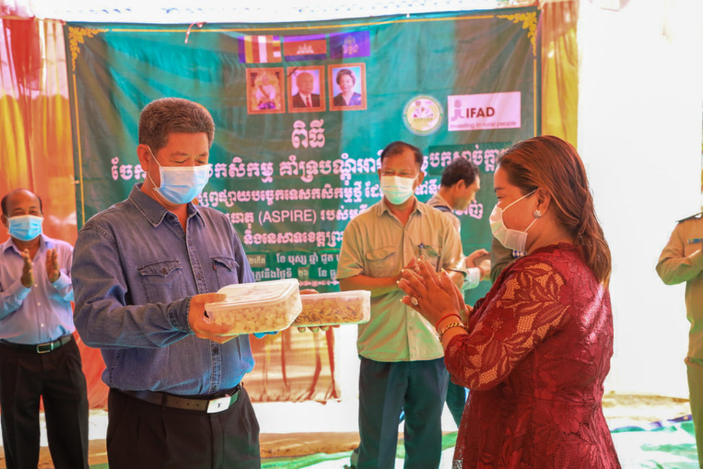 ពិធីចែកសម្ភារ: បណ្តុំអាជីវកម្មបកសាច់ក្តាម ជូនប្រជាពលរដ្ឋចំនួន ៤៥គ្រួសារ ស្ថិតនៅភូមិព្រៃប្រស់ ឃុំទឹកថ្លា ស្រុកព្រៃនប់