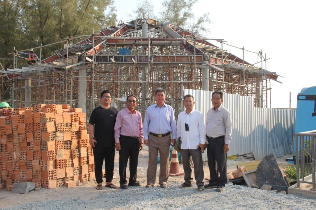 ការចុះត្រួតពិនិត្យវឌ្ឍនភាពនៃការសាងសង់បន្ទប់ទឹកសាធារណៈ ស្ថិតតាមបណ្តោយឆ្នេរសមុទ្រ