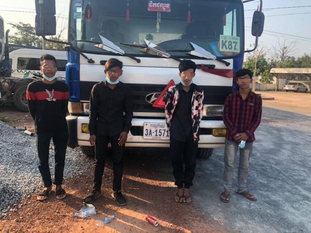 ករណីរថយន្តចំនួន០២គ្រឿង ក្នុងនោះរថយន្តដឹកទំនិញ ចំនួន០១គ្រឿង និងរថយន្តតាក់ស៊ី ចំនួន០១គ្រឿង មានគោលដៅពីខេត្តព្រះសីហនុឆ្ពោះទៅរាជធានីភ្នំពេញ