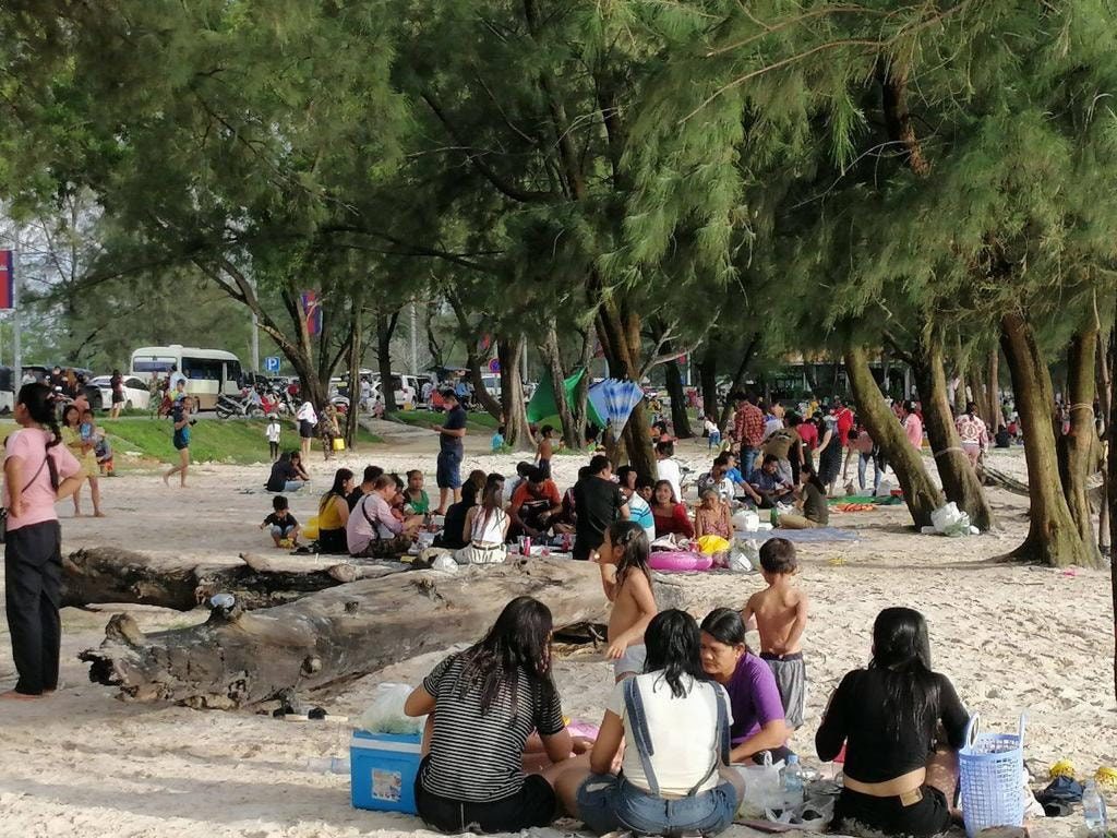 ក្នុងឱកាសព្រះរាជពិធីបុណ្យអុំទូក បណ្ដែតប្រទីប អកអំបុក និងសំពះព្រះខែ រយៈពេល០៣ថ្ងៃ ចាប់ពីថ្ងៃទី១៨ ដល់ថ្ងៃទី២០ ខែវិច្ឆិកា ឆ្នាំ២០២១ មានភ្ញៀវទេសចរជាតិ-អន្តរជាតិមកលេងកម្សាន្តនៅតំបន់ឆ្នេរ