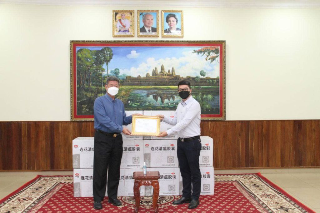 ឯកឧត្តម គួច ចំរើន អភិបាល នៃគណៈអភិបាលខេត្តព្រះសីហនុ អញ្ជើញទទួលអំណោយមនុស្សធម៌ពីក្រុមហ៊ុន ជីន ប៉ី