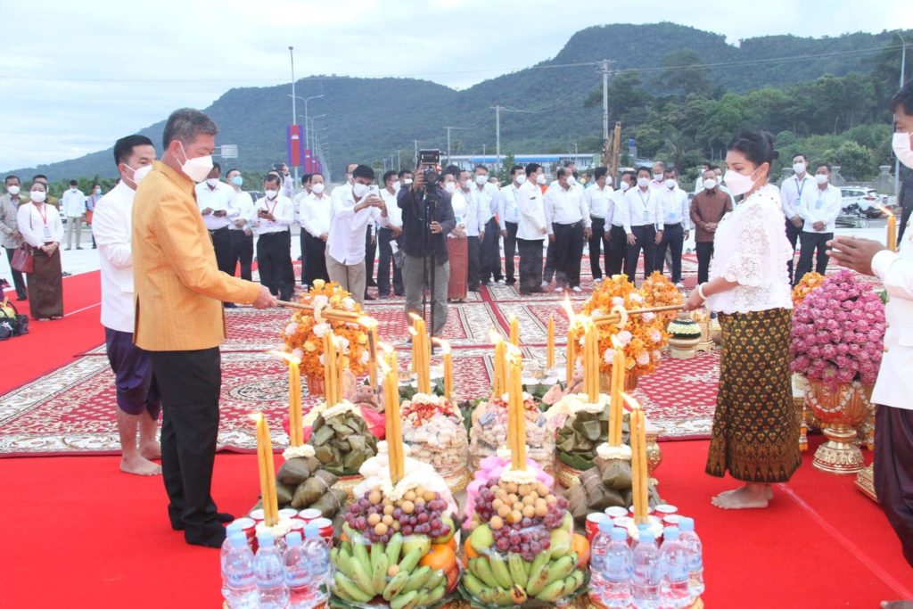 ឯកឧត្តម សូ ជុងហួរ ប្រធានក្រុមប្រឹក្សាខេត្ត និងឯកឧត្តម គួចចំរើន អភិបាល នៃគណៈអភិបាលខេត្តព្រះសីហនុ ដឹកនាំមន្ត្រីរាជការក្រោមឱវាទរៀបចំពិធីអភិសេកព្រះបដិមា ព្រះឧមា-មហេសូរ នៅរង្វង់មូលព្រះឧមា-មហេសូរ