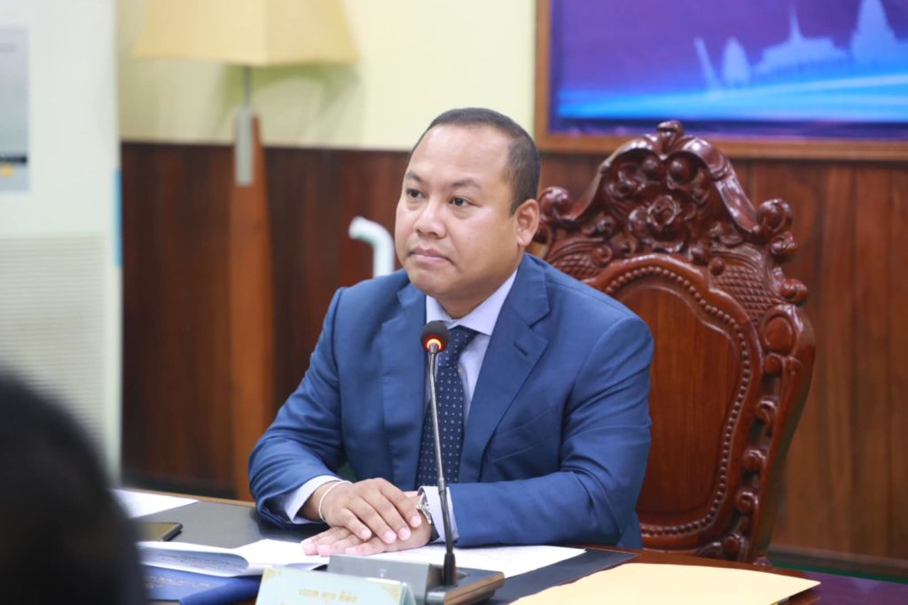 លោក ឡុង ឌីម៉ង់ អភិបាលរងខេត្តព្រះសីហនុ និងឯកឧត្តម ទូ ហ្សាវកាង Du Xiaogang លេខាបក្សនៃគណៈកម្មាធិការបក្សកុម្មុយនីស្តចិន ទីក្រុង វូស៊ី ដឹកនាំកិច្ចប្រជុំតាមប្រព័ន្ធអនឡាញ