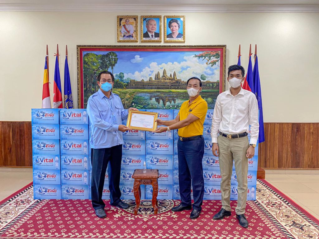 ឯកឧត្តម ម៉ាង ស៊ីណេត អភិបាលរងខេត្តព្រះសីហនុ អញ្ជើញទទួលអំណោយមនុស្សធម៌ពីលោក ហ៊ឹន ត្រឹង