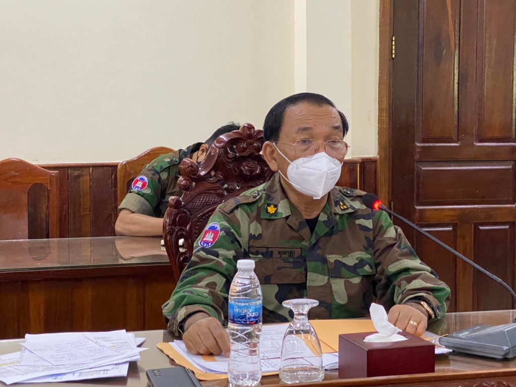 ឯកឧត្តម ឧត្តមសេនីយ៍ឯក ច័ន្ទ សុភត្រ្តា នាយរងសេនាធិការចម្រុះ នាយកទីចាត់ការហ្វឹកហ្វឺន នៃកងយុទ្ធពលខេមរភូមិន្ទ និងលោក ឡុង ឌីម៉ង់ ដឹកនាំកិច្ចប្រជុំពិភាក្សាបើកយុទ្ធនាការចាក់វ៉ាក់សាំងដូសជម្រុញជូនប្រជាពលខេត្តព្រះសីហនុ