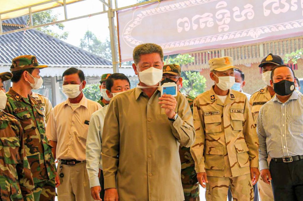 ឯកឧត្តម គួច ចំរើន អភិបាល នៃគណៈអភិបាលខេត្តព្រះសីហនុ បានដឹកនាំមន្ត្រីអញ្ជើញចុះពិនិត្យសកម្មភាពចាក់វ៉ាក់សាំងដូស(ជម្រុញ) បង្ការជំងឺកូវីដ-១៩ របស់កងយោធពលខេមរភូមិន្ទ