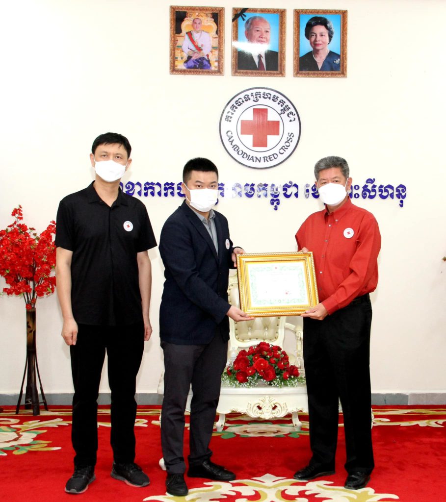 ឯកឧត្តម គួច ចំរើន ប្រធានគណៈកម្មាធិការសាខាកាកបាទក្រហមកម្ពុជាខេត្តព្រះសីហនុ បានអញ្ជើញទទួលថវិកាបរិច្ចាគពីសប្បុរសជន ដើម្បីយកមកប្រើប្រាស់បម្រើសកម្មភាពមនុស្សធម៌