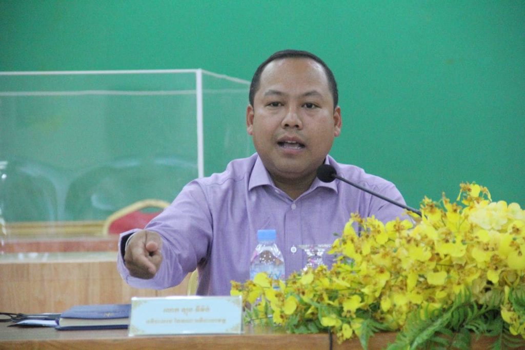 លោក ឡុង ឌីម៉ង់ អភិបាលរងខេត្ត និងលោក ឯម ភាព នាយករដ្ឋបាលសាលាខេត្តព្រះសីហនុ ដឹកនាំកិច្ចប្រជុំពិភាក្សាកិច្ចការងាររដ្ឋបាល