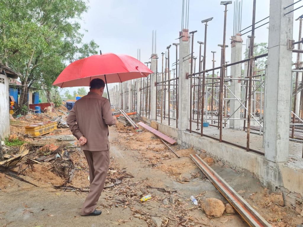 ឯកឧត្តម គួច ចំរើន អភិបាល នៃគណៈអភិបាលខេត្តព្រះសីហនុ អញ្ជើញចុះពិនិត្យដំណើរការសាងសង់ អគារសិក្សា០១ខ្នង នៅក្នុងបរិវេណអនុវិទ្យាល័យទួលកែវ