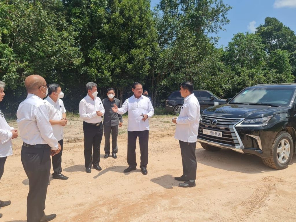 ឯកឧត្តម គួច ចំរើន អភិបាល នៃគណៈអភិបាលខេត្តព្រះសីហនុ អមដំណើរសម្ដេចក្រឡាហោម ស ខេង បានអញ្ជេីញចូលរួមក្នុងពិធីបុណ្យបញ្ចុះសព មហាឧបាសិកា តាន់ រ៉ាយ
