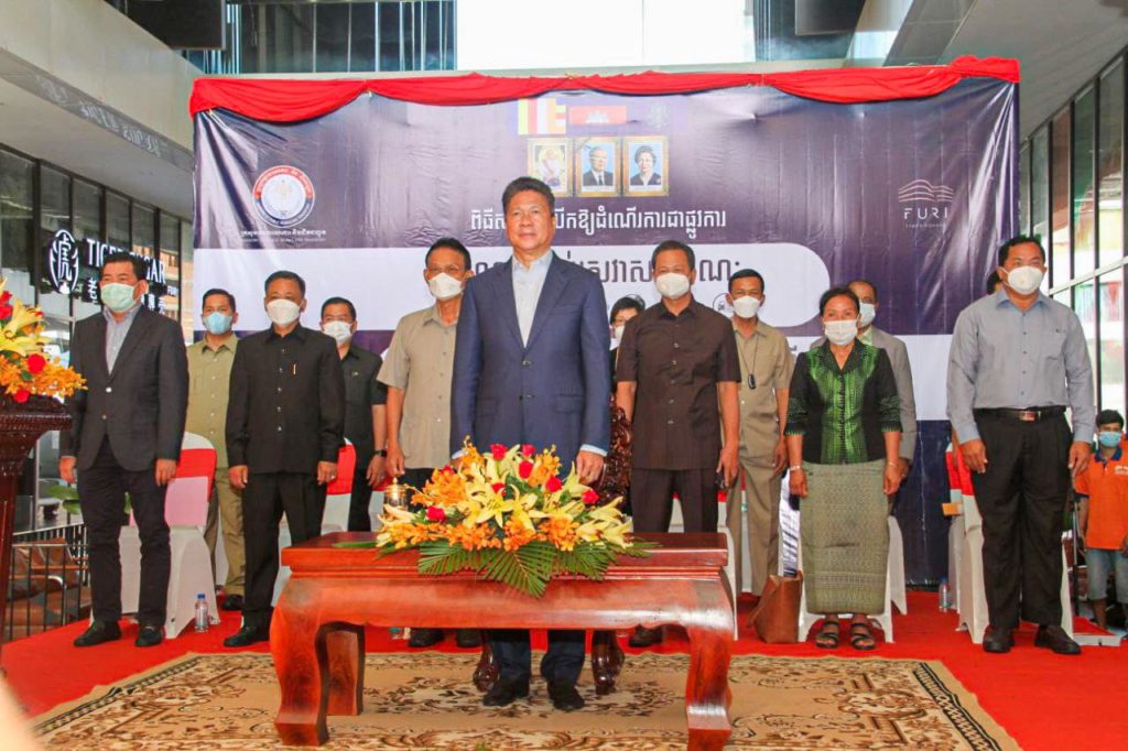 លោក ជាវ វិជ្ជាក់ អភិបាលរងខេត្ត តំណាងឯកឧត្តម គួច ចំរើន បានអញ្ជើញចូលរួមពិធីសម្ពោធបើកឱ្យដំណើរការ ជាផ្លូវការមណ្ឌលផ្ដល់សេវាសាធារណៈ ស្ថានីយ៍បញ្ចូលថាមពលយានយន្តអគ្គិសនី