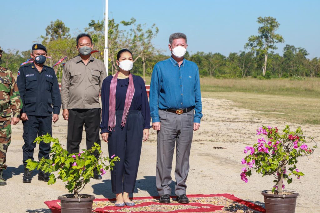 ឯកឧត្តម គួច ចំរើន អភិបាល នៃគណៈអភិបាលខេត្តព្រះសីហនុ និងលោកជំទាវ បានដឹកនាំគណៈប្រតិភូខេត្តព្រះសីហនុ អញ្ជើញសំណេះសំណាល និងសួរសុខទុក្ខកងទ័ពគ្រួសារកងទ័ព នៅទីបញ្ជាការកងពលតូចអន្តរាគមន៍លេខ៤