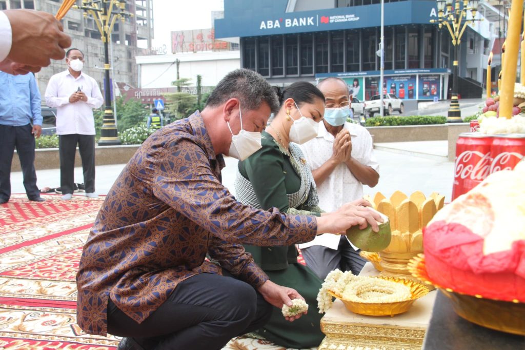 ឯកឧត្ដម គួច ចំរើន អភិបាល នៃគណៈអភិបាលខេត្តព្រះសីហនុ និងលោកជំទាវ ព្រមទាំងមន្រ្តីរាជការក្រោមឱវាទ បានអញ្ជើញក្នុងពិធីសែនគោរពអញ្ជើញម្ចាស់ទឹកម្ចាស់ដីឱ្យចូលរួមក្នុងពិធីបដិមាភិសេក «ព្រះថោង នាងនាគ»