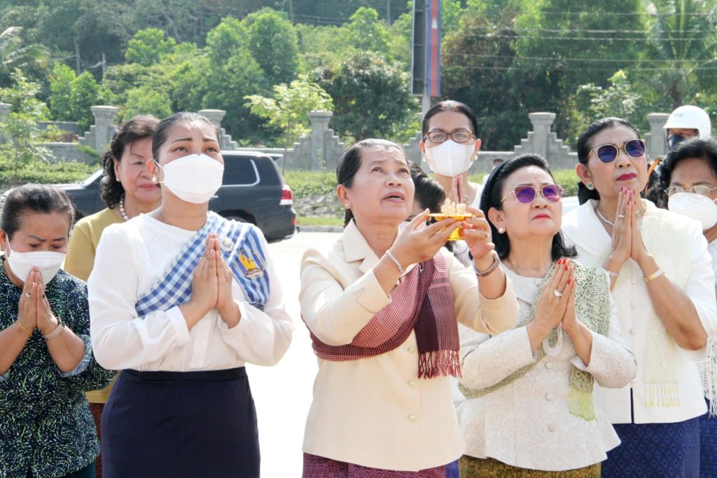 លោកជំទាវកិត្តិសង្គហបណ្ឌិត ម៉ែន សំអន និងលោកជំទាវ អ៊ូ ធីតាពៅ គួច ចំរើន បានអញ្ជើញអុជធូបបួងសួងសុំសេចក្តីសុខ សេចក្តីចម្រើនជូនព្រះរាជាណាចក្រកម្ពុជា