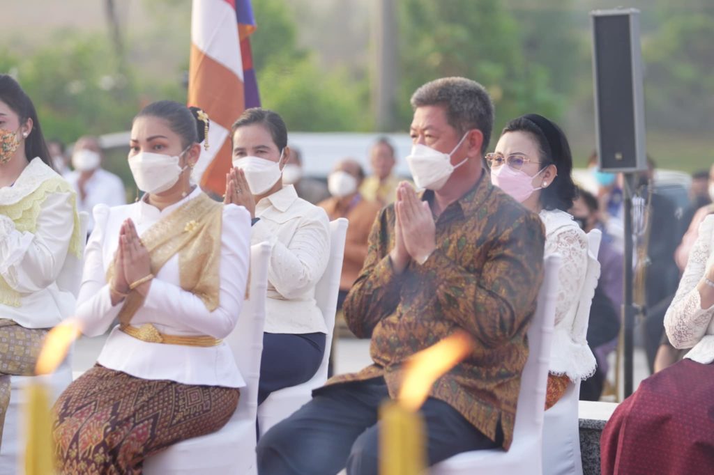 ឯកឧត្តម គួច ចំរើន អភិបាល នៃគណៈអភិបាលខេត្តព្រះសីហនុ និងលោកជំទាវ បានអញ្ជើញ​ចូលរួមក្នុង​ពិធី​បដិមាភិសេក​រូបសំណាក “​ព្រះថោង​នាងនាគ​”
