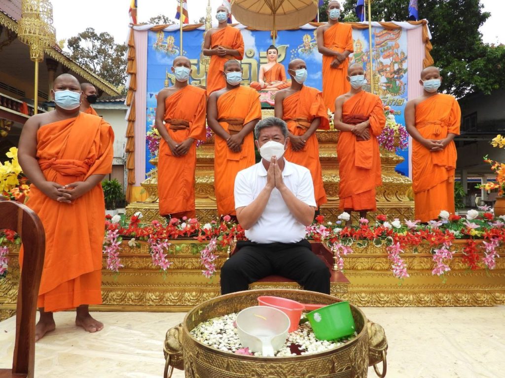 ឯកឧត្តម​ គួច​ ចំរើន​ អភិបាល នៃគណៈអភិបាលខេត្តព្រះសីហនុ​ និងមន្ត្រីរាជការក្រោមឱវ៉ាទបានអញ្ជេីញ​ចូលរួមក្នុងពិធីស្រង់ព្រះសុគន្ធវារីព្រះពុទ្ធរូប (ស្រង់ព្រះ)