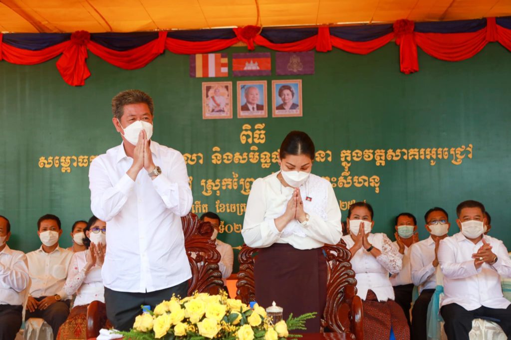ឯកឧត្តម គួច ចំរើន អភិបាល នៃគណៈអភិបាលខេត្តព្រះសីហនុ និងលោកជំទាវ អញ្ជើញសម្ពោធឧបដ្ឋានសាលា និងសមិទ្ធផលនានាក្នុងវត្តសាគរអូរជ្រៅ