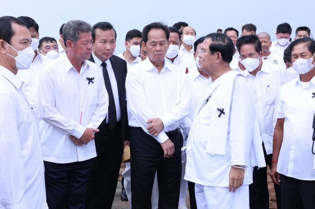 ឯកឧត្តម​ គួច​ ចំរេីន​ អភិបាល​ នៃគណៈ​អភិបាលខេត្តព្រះសីហនុ​ បានអញ្ជេីញអមដំណេីរសម្តេចអគ្គមហាសេនាបតីតេជោ ហ៊ុន សែនអញ្ជើញចុះពិនិត្យការរៀបចំទីតាំងសម្រាប់បញ្ចុះសព សម្តេចឧត្តមទេពញាណ ហ៊ុន ណេង