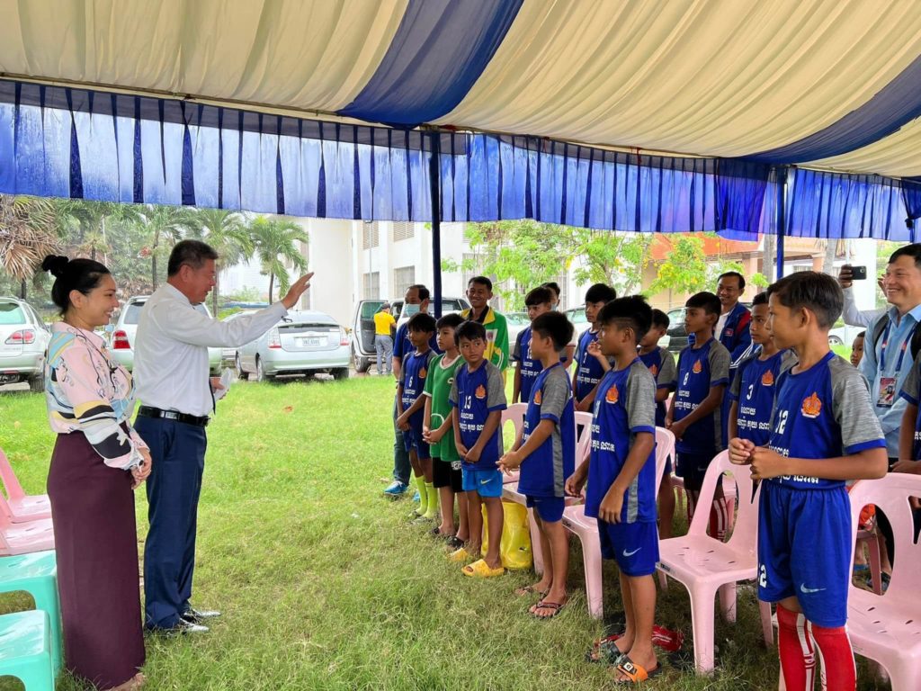 ឯកឧត្តម​ គួច​ ចំរើន​ អភិបាល នៃគណៈអភិបាលខេត្តព្រះសីហនុ​ និងលោកជំទាវ​ បានអញ្ជេីញ​សំណេះសំណាល និងលេីកទឹកចិត្តដល់ក្រុមកីឡាករបាល់ទាត់​កុមារ​ មកពីសាលា​បឋមសិក្សា​ ហ៊ុន​ សែន​ កំពង់​សីលា