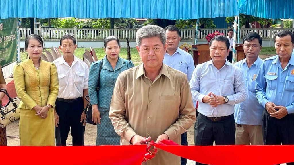 ឯកឧត្តម គួច ចំរើន អភិបាល នៃគណៈអភិបាលខេត្តព្រះសីហនុ អញ្ជើញសម្ពោធបណ្ណាល័យទី១ ស្ថិតនៅក្នុងបរិវេណសាលាបឋមសិក្សា-វិទ្យាល័យ ហ៊ុន សែន ព្រៃនប់